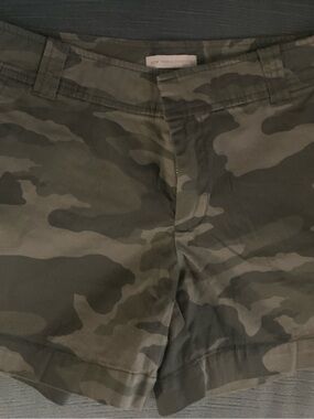 New York & Co Camo Print Casual Shorts - Olive Green. Size 0 NWOT